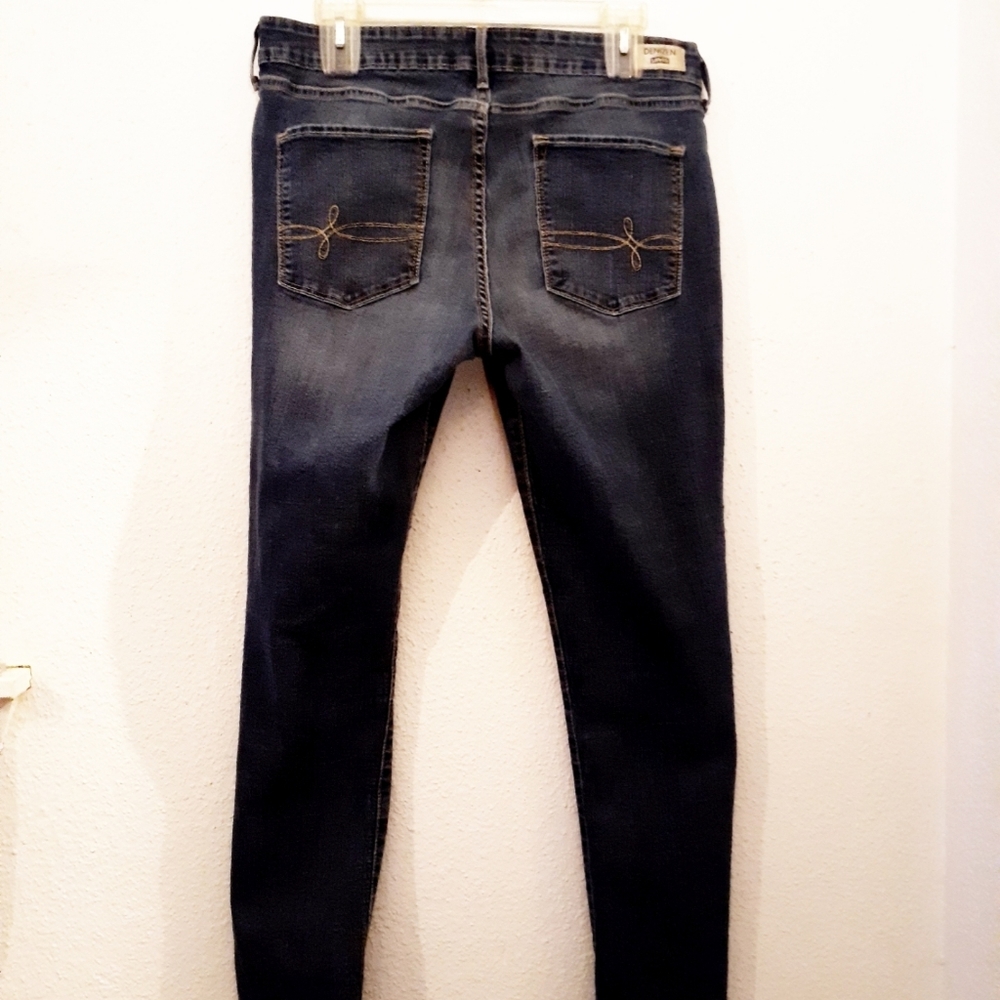 Distressed Levi's - Picture 9 of 10